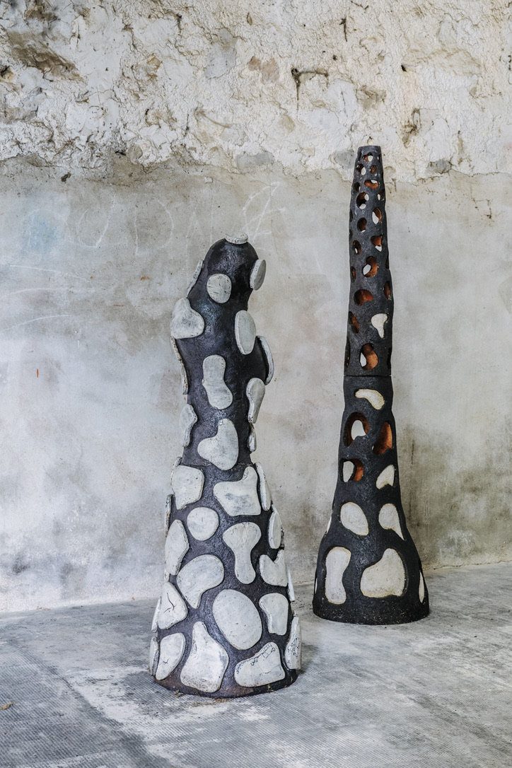 "Colonne Tachetée" sculpture