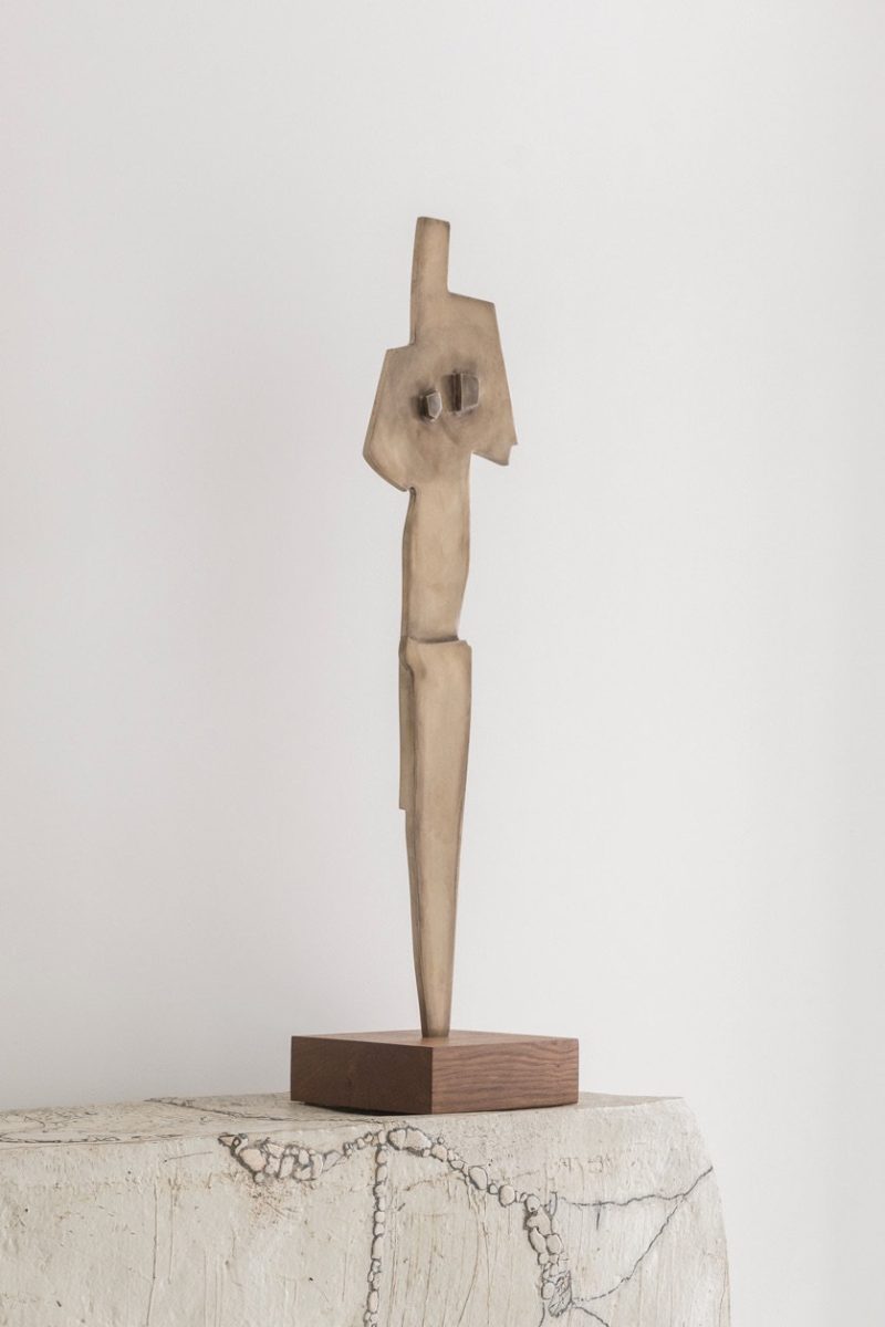 "Silhouette Haussant les Épaules"