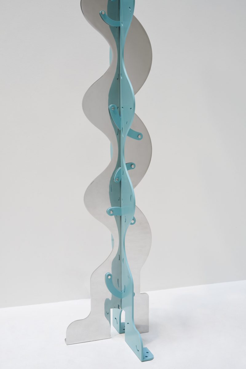 "Les Marcheuses II" totem